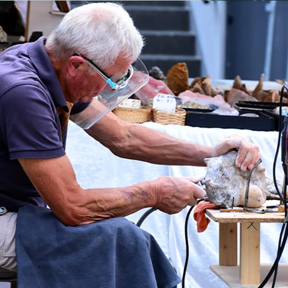 Edelsteinschleifer bei der Arbeit in Idar-Oberstein Rheinland-Pfalz