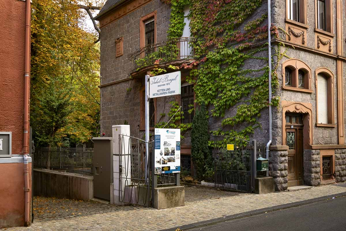 Historisches Gebäude der Stiftung Jakob Bengel in Idar-Oberstein mit begrüntem Fassadenteil